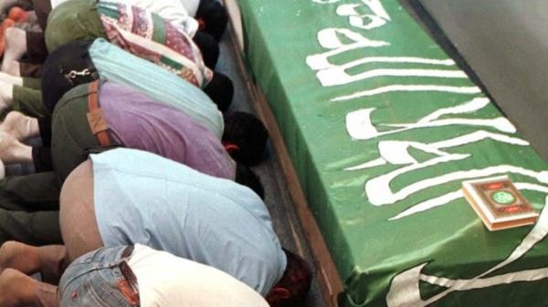 صدق أولا تصدق: بعد شهر على دفنه وتلقي عزائه، شاب يعود إلى بيت أسرته